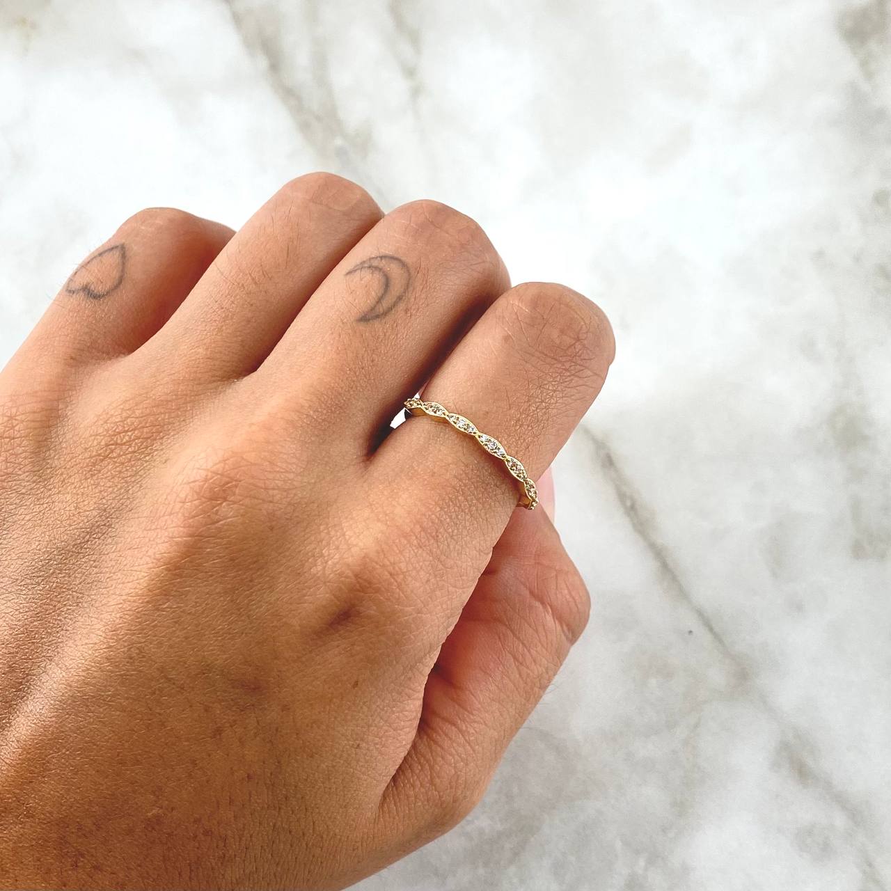 Anillo Infinito Trigado 1.3gr / T6 3/4 / Circones Blancos Oro Amarillo 18K
