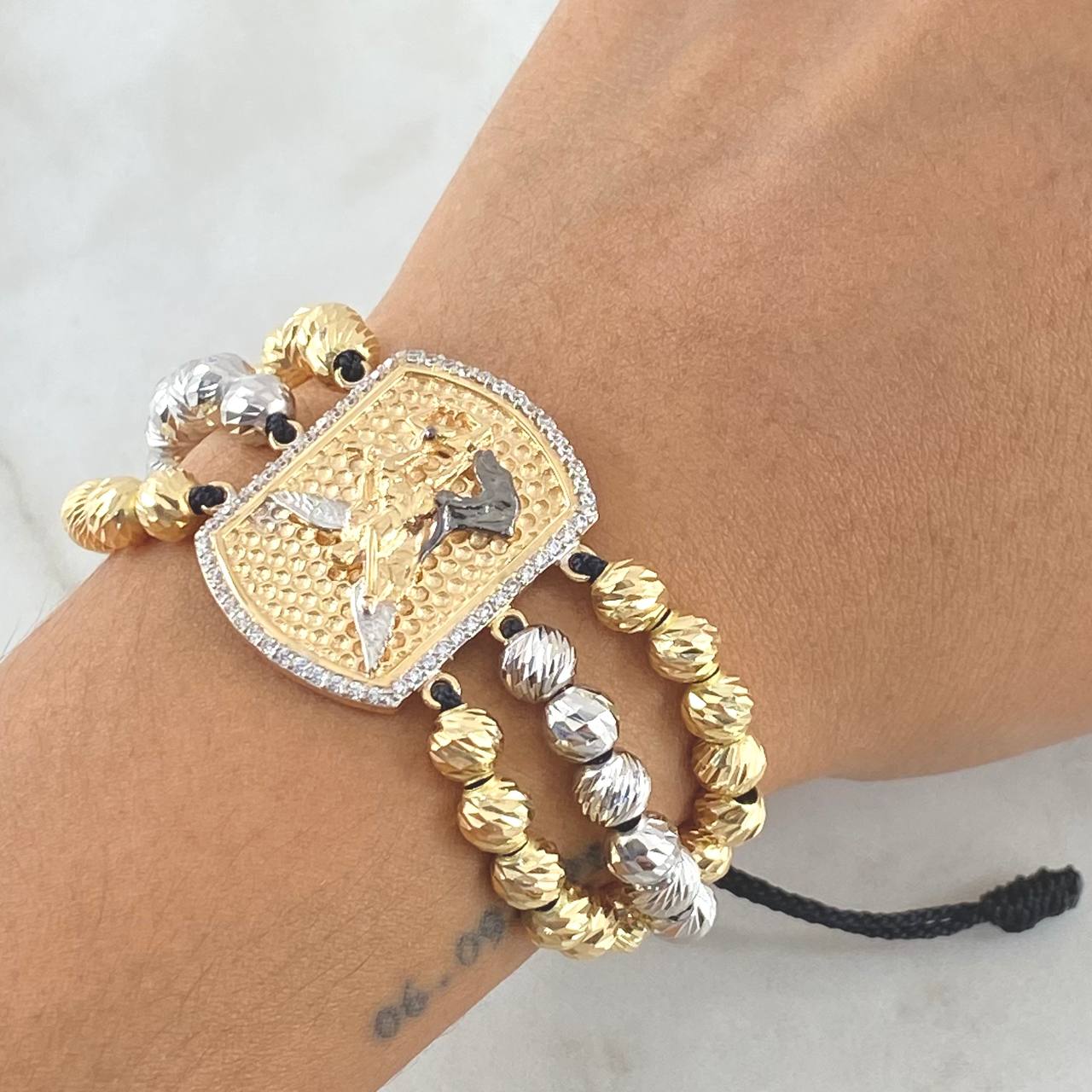 Pulsera Negra Placa San Miguel Arcangel Triple 16gr / 3cm / 6mm Bolas Diamantadas 36und Circones Blancos Dos Oros Amarillo Blanco 18K ©