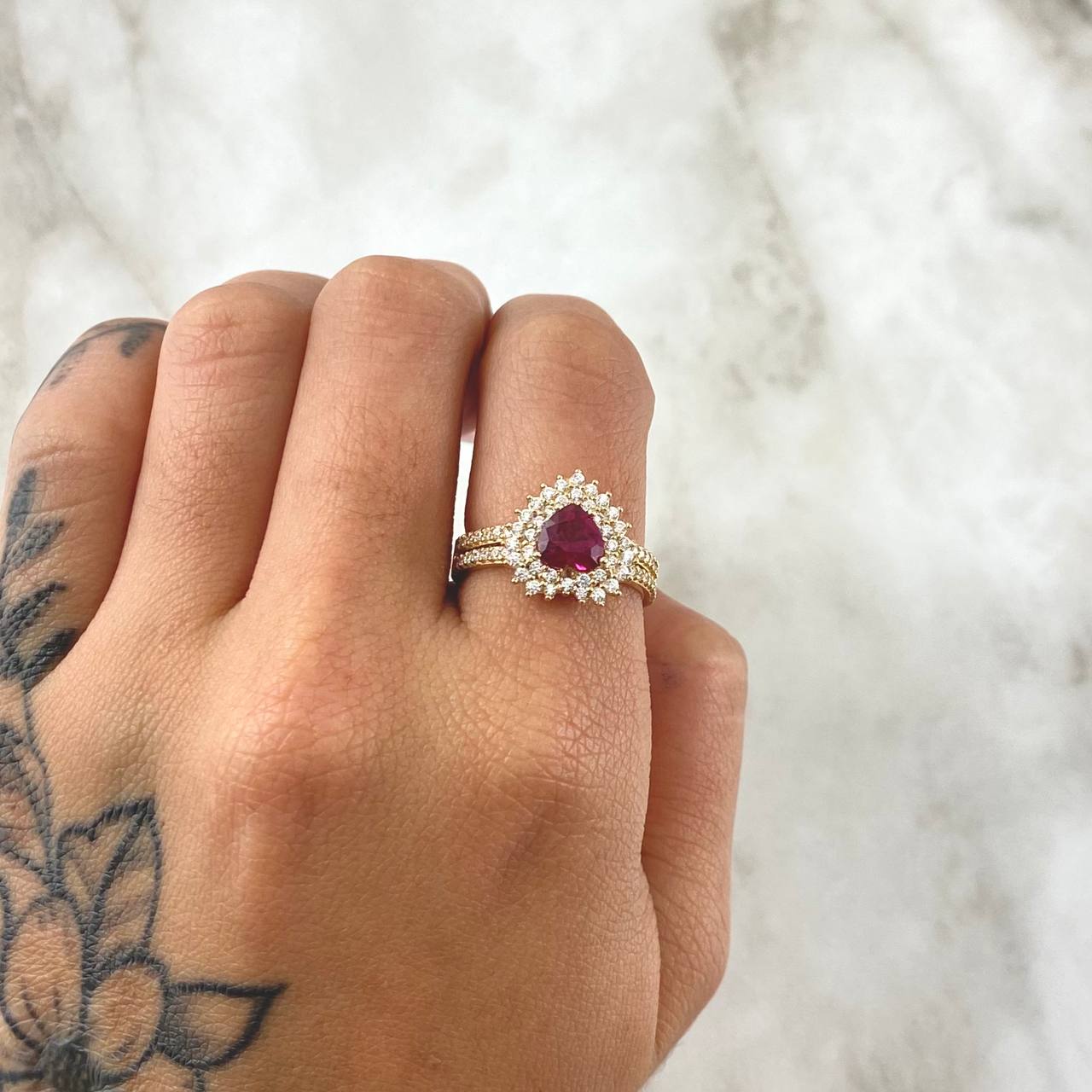 Anillo Halo Corazón Tupido 4.15gr / T6 1/2 / Circones Blancos Fucsia Oro Amarillo 18K *