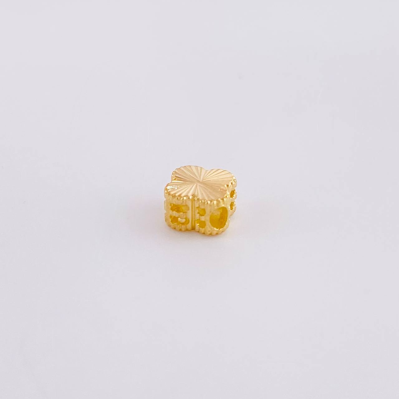 Herraje Trébol Diamantado 0.3g / 0.7cm Oro Amarillo 18K