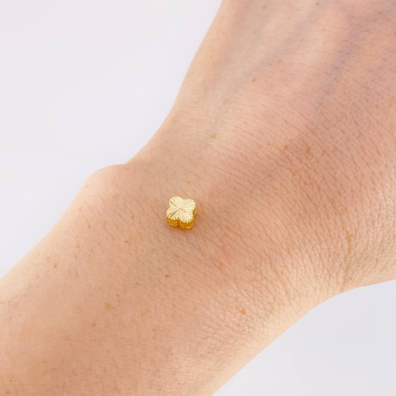 Herraje Trébol Diamantado 0.3g / 0.7cm Oro Amarillo 18K