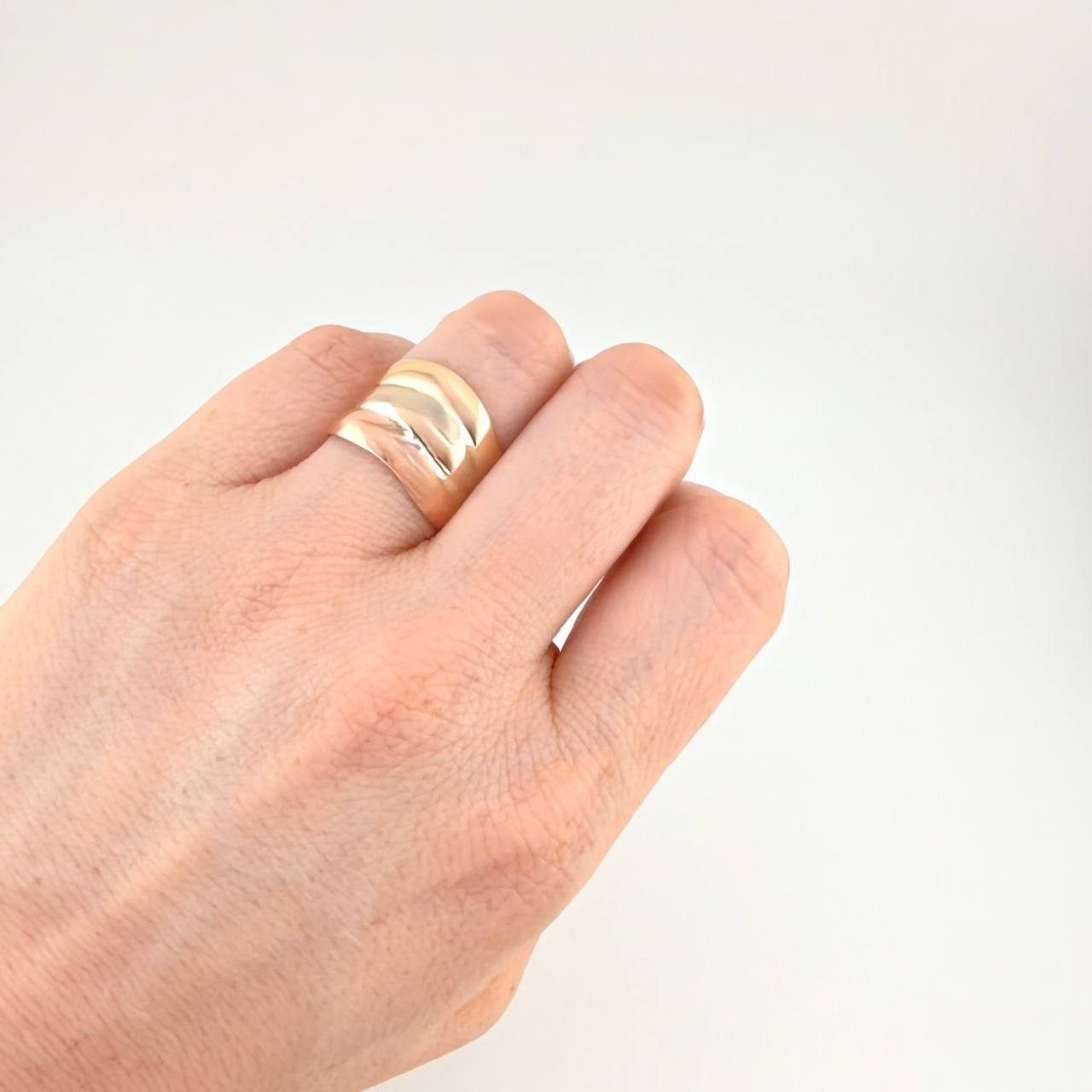 Anillo Curvo Tres Lineas 3.05 g / T6 Tres Oros 18K