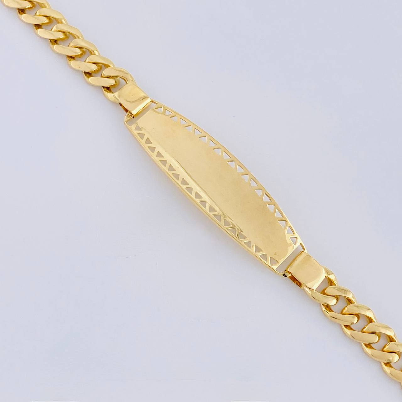 Pulso Cubano Placa Tribal 12.6 g / 21.6 cm / 6.3 mm Oro Amarillo 18K