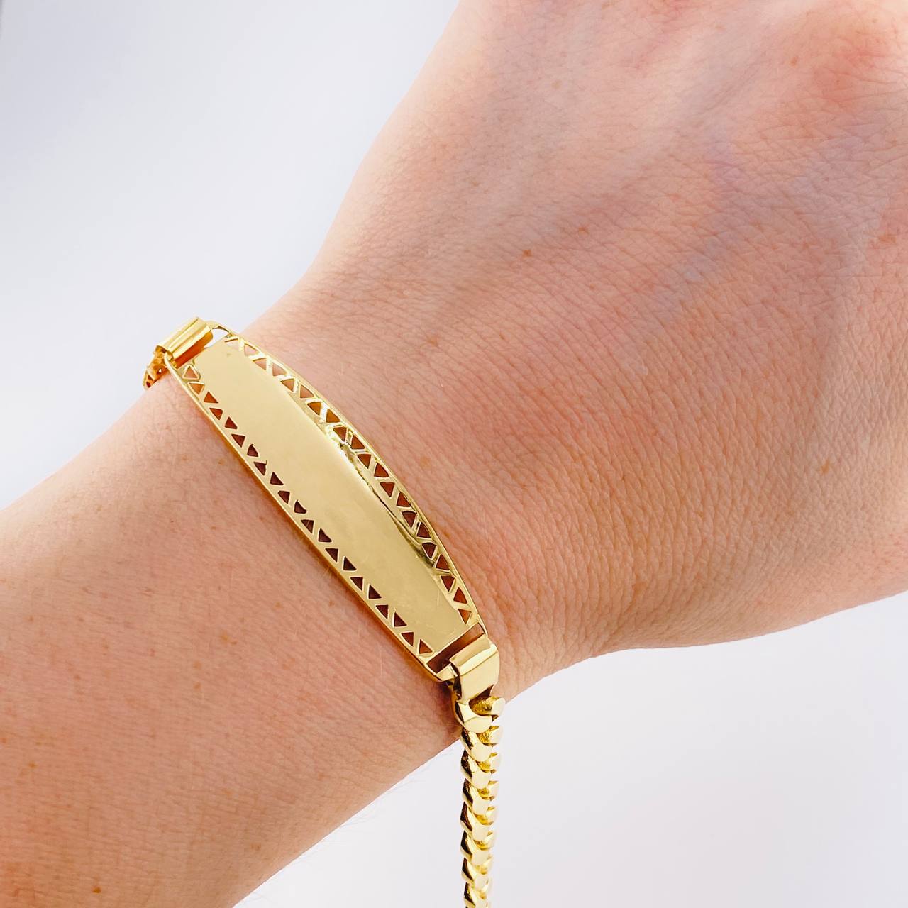 Pulso Cubano Placa Tribal 12.6 g / 21.6 cm / 6.3 mm Oro Amarillo 18K
