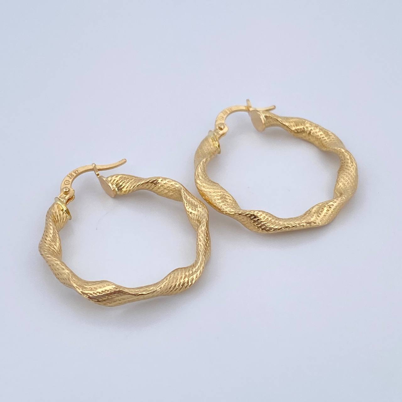 Candongas Bella 2.8gr / 3cm / Oro 18K $