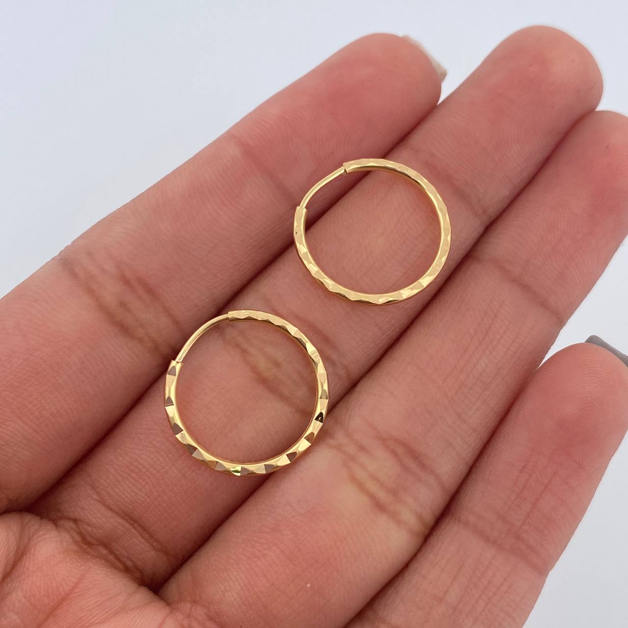 Candongas Aro Rayado 0.7gr / 1.1cm / Diamantado  Oro Amarillo $