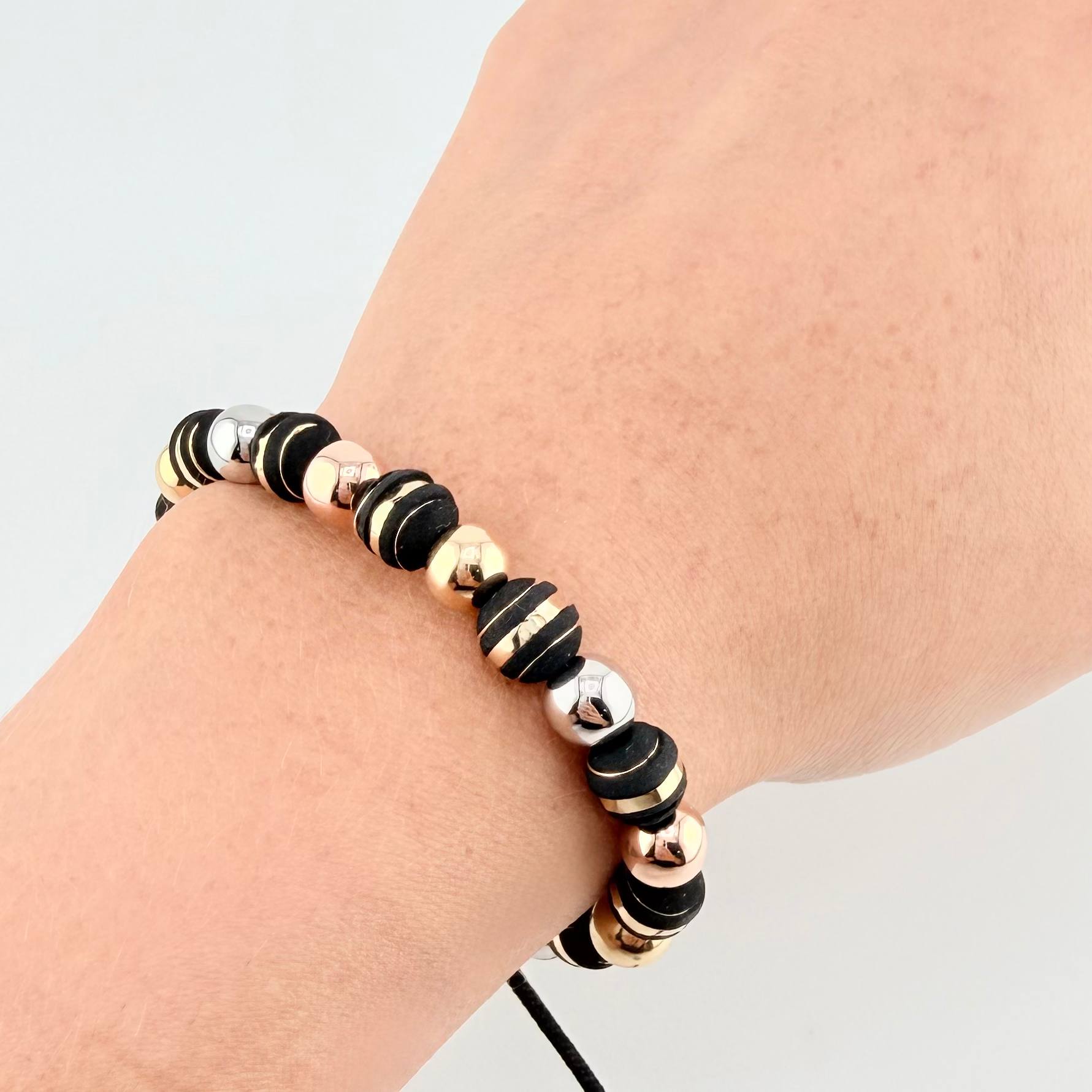 Pulsera Negra Neoros 10und Bolas 10und 3.1gr / 8mm Tres Oros 18K ©