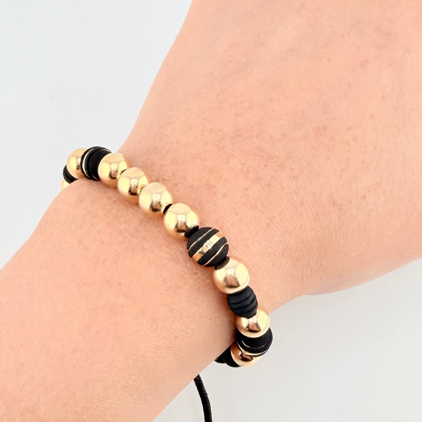 Pulsera Negra Neoros 4und Bolas 10und 3.1gr / 8mm Oro Amarillo 18K *