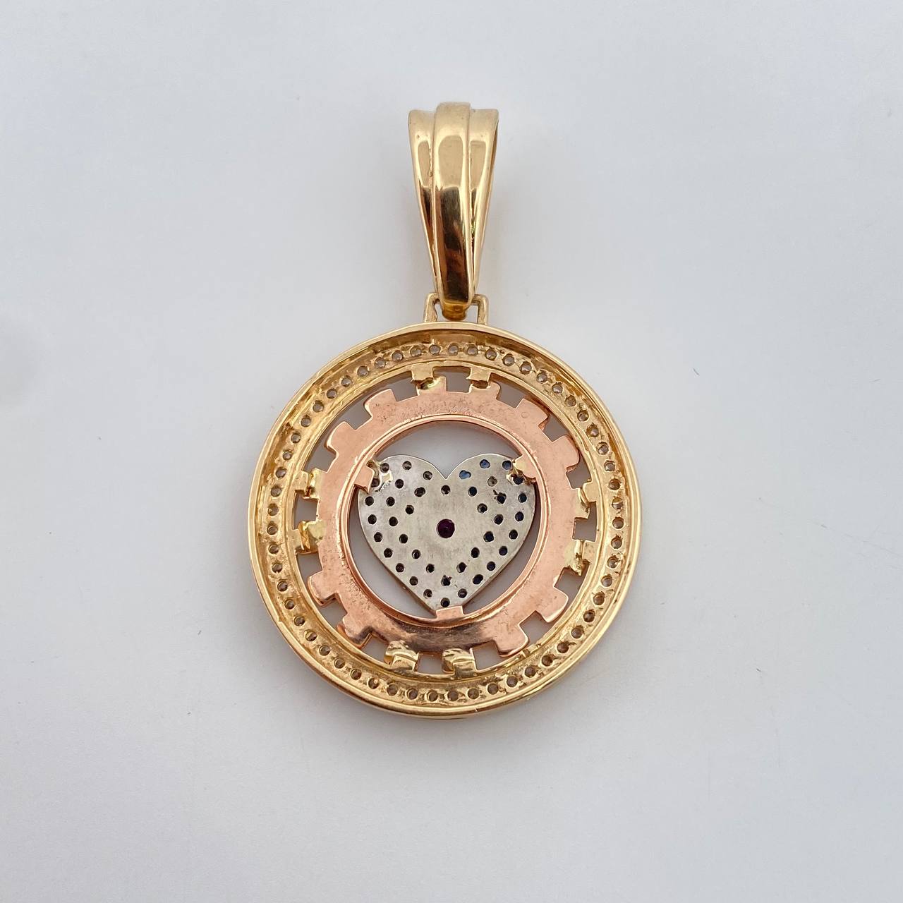 Dije Corazon BV 11.55gr / 4.5cm / Circones Blancos Azules Fucsias Tres Oros 18K $