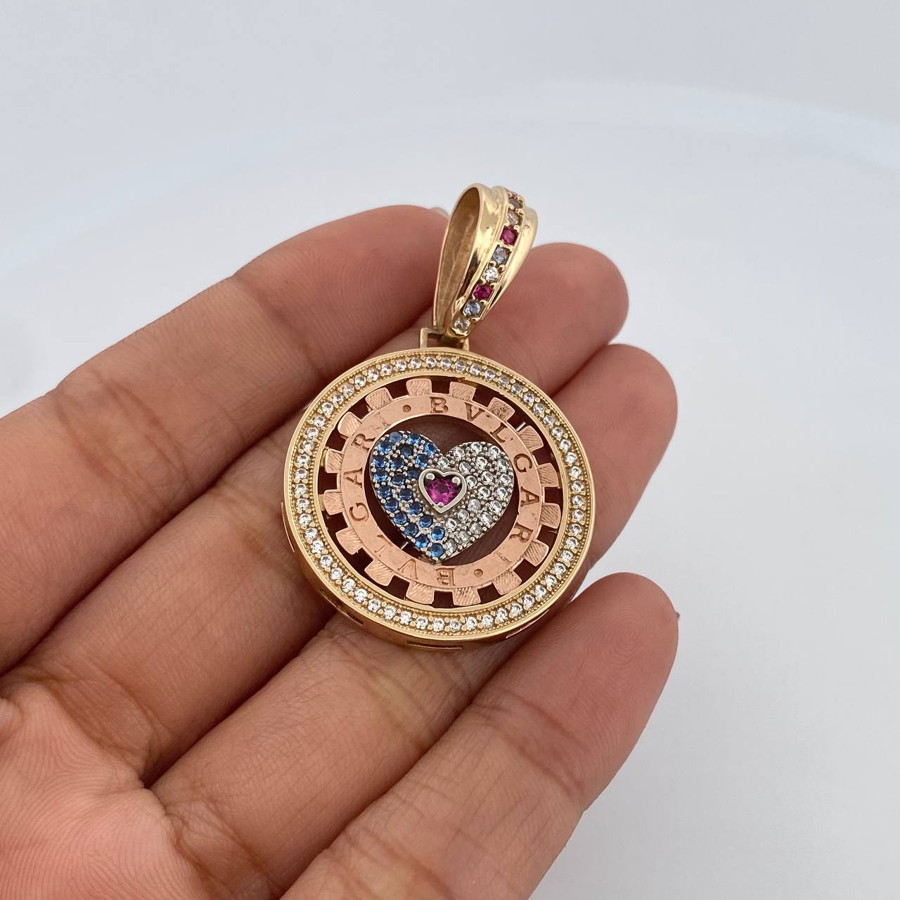 Dije Corazon BV 11.55gr / 4.5cm / Circones Blancos Azules Fucsias Tres Oros 18K $
