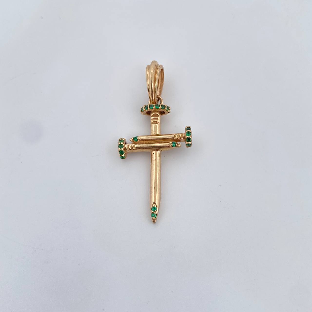 Dije Cruz Clavo 2.65gr / 3.4cm / Circones Verdes Oro Amarillo 18K $