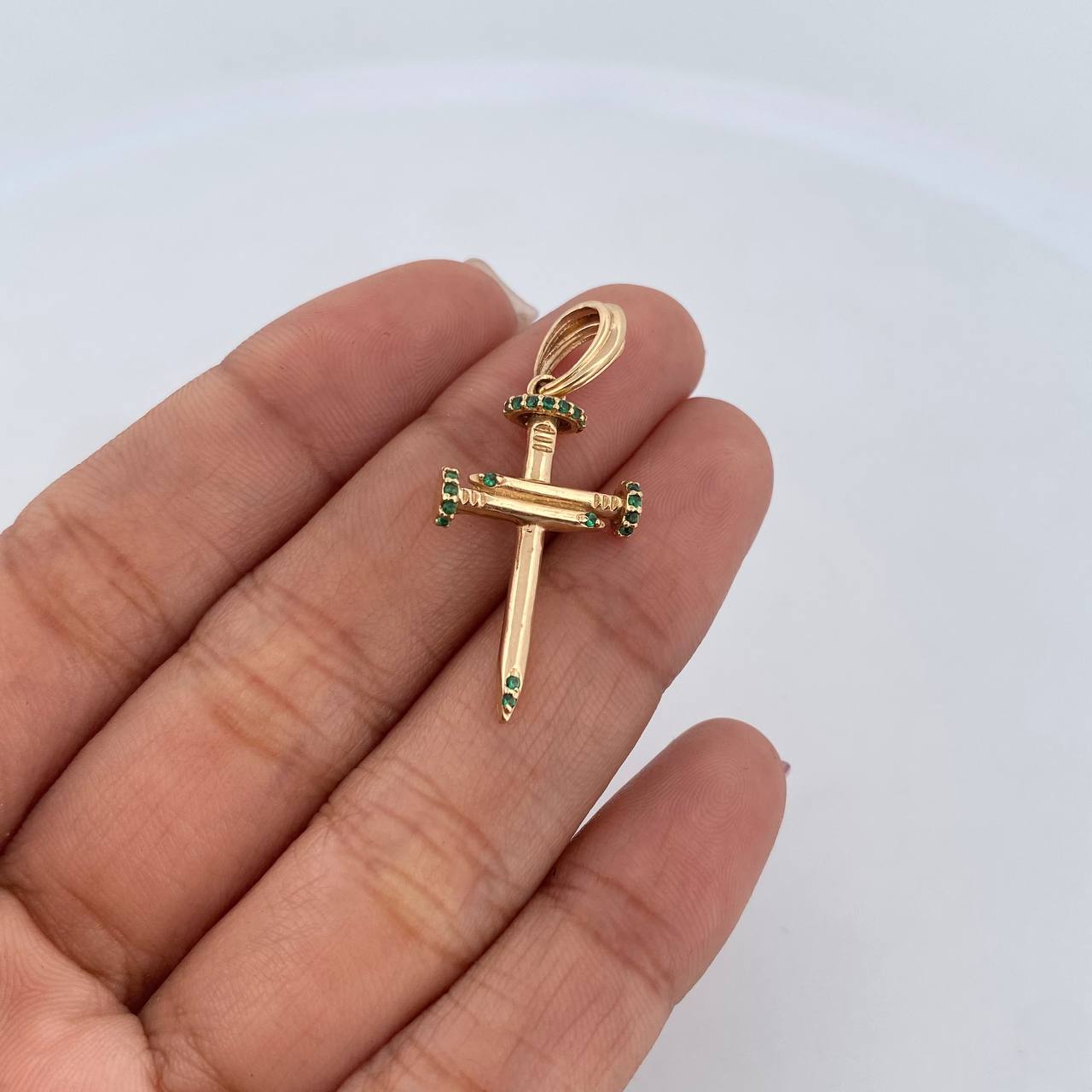 Dije Cruz Clavo 2.65gr / 3.4cm / Circones Verdes Oro Amarillo 18K $