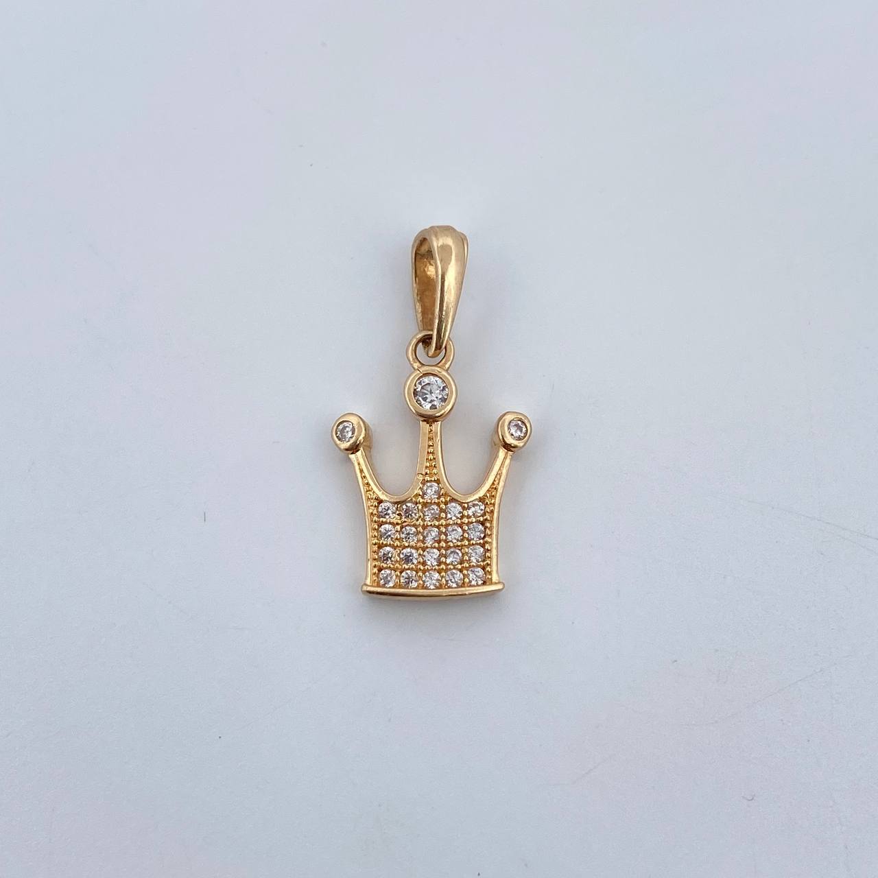 Dije Corona 1.25gr / 2.1cm / Circones Blancos Oro Amarillo 18K $
