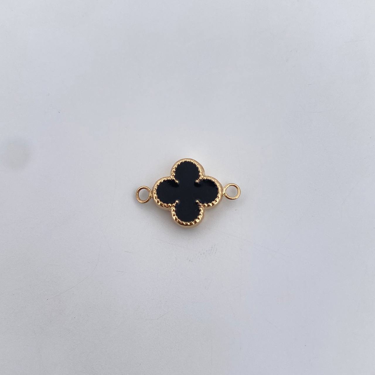 Herraje Trebol 0.75gr / 1.2cm / Electroestatico Negro Oro Amarillo 18K $