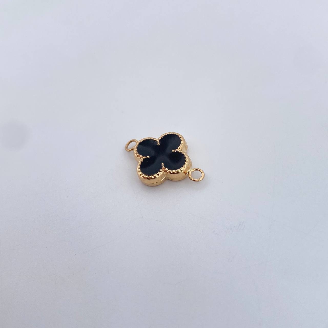 Herraje Trebol 0.75gr / 1.2cm / Electroestatico Negro Oro Amarillo 18K $