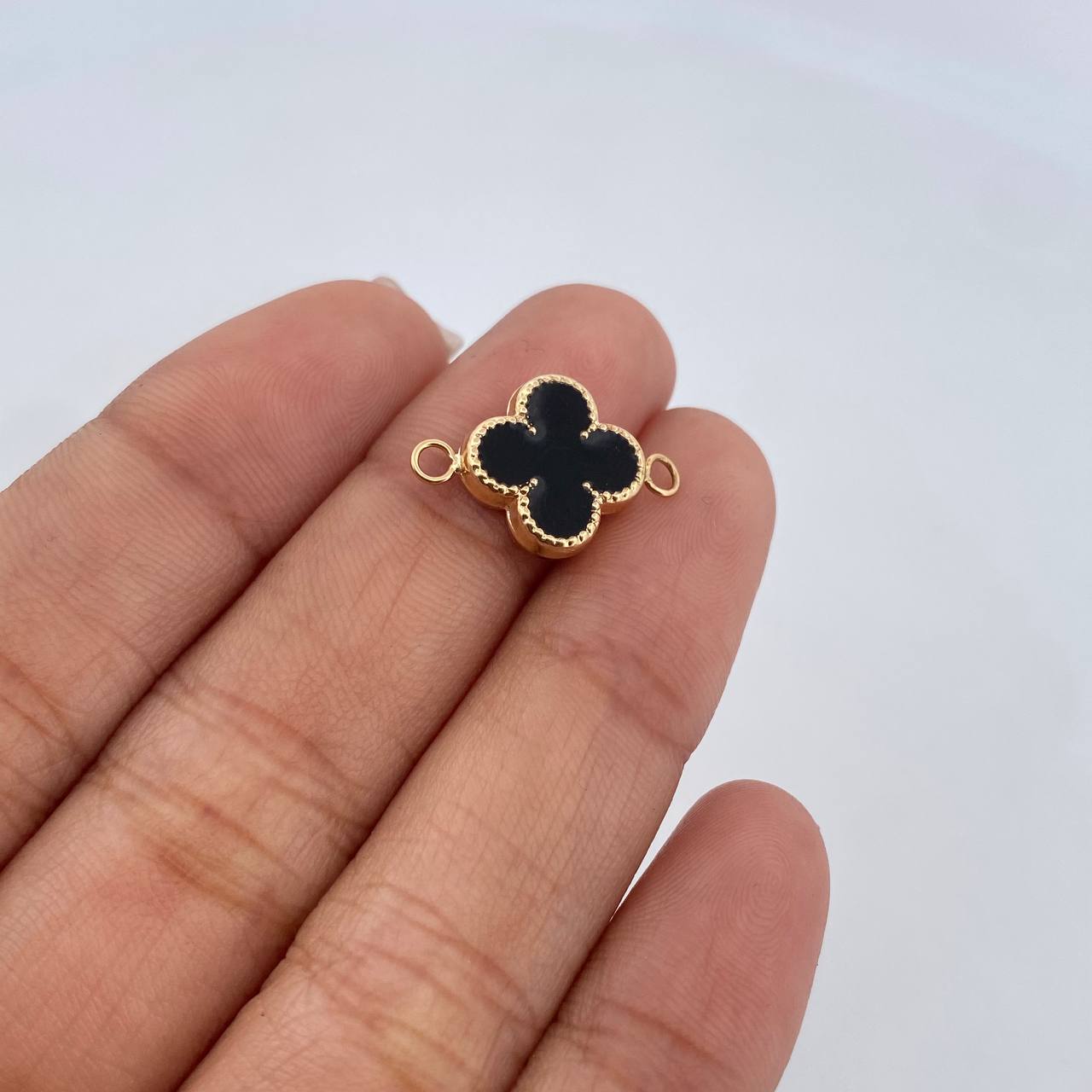 Herraje Trebol 0.75gr / 1.2cm / Electroestatico Negro Oro Amarillo 18K $