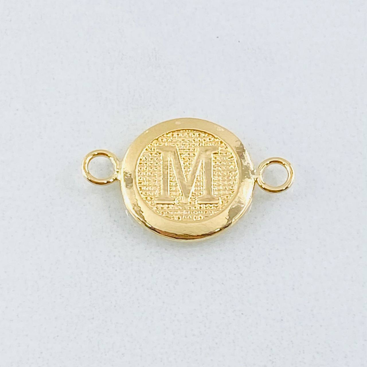 Herraje Letra M 0.6gr / 1.8cm / Oro Amarillo 18K