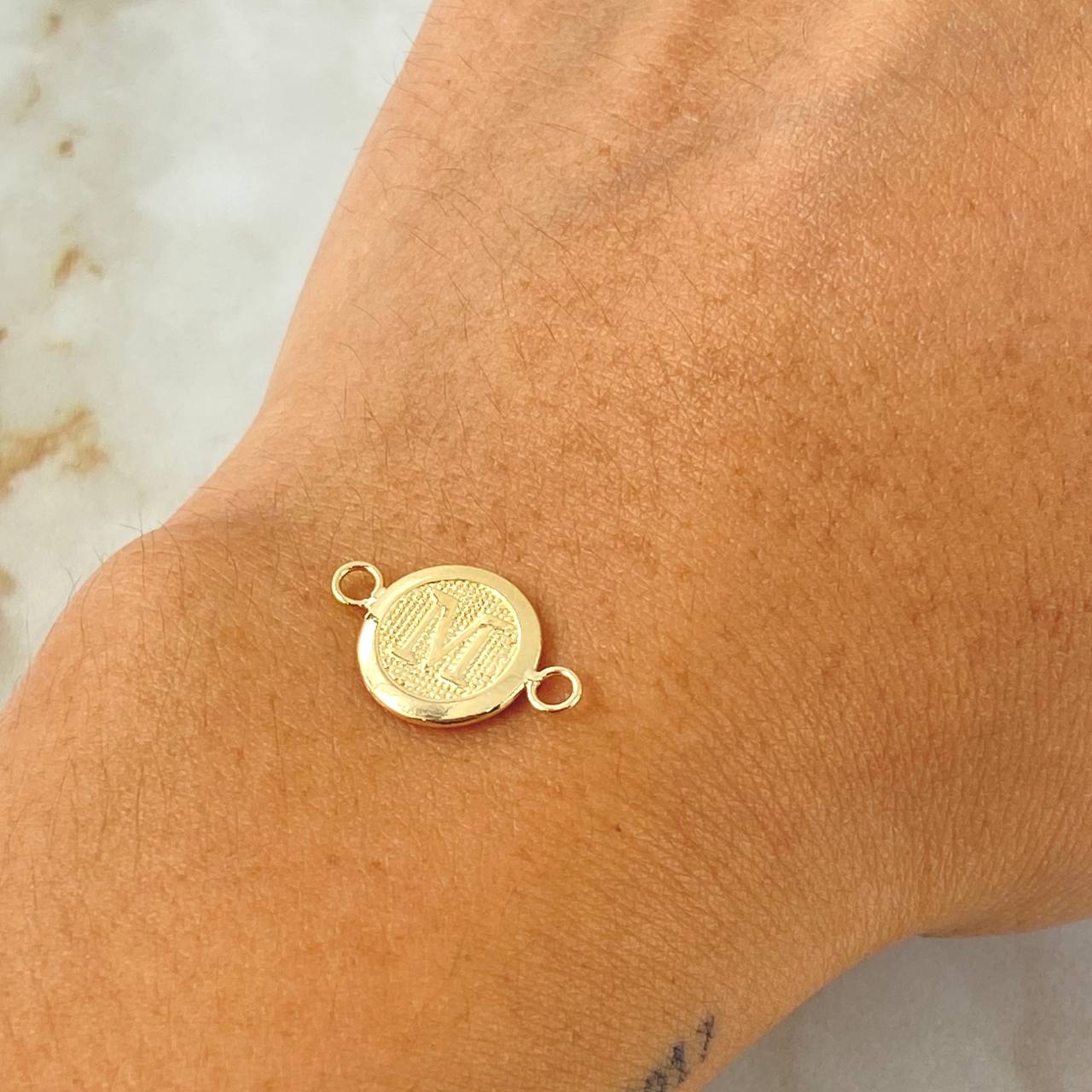 Herraje Letra M 0.6gr / 1.8cm / Oro Amarillo 18K