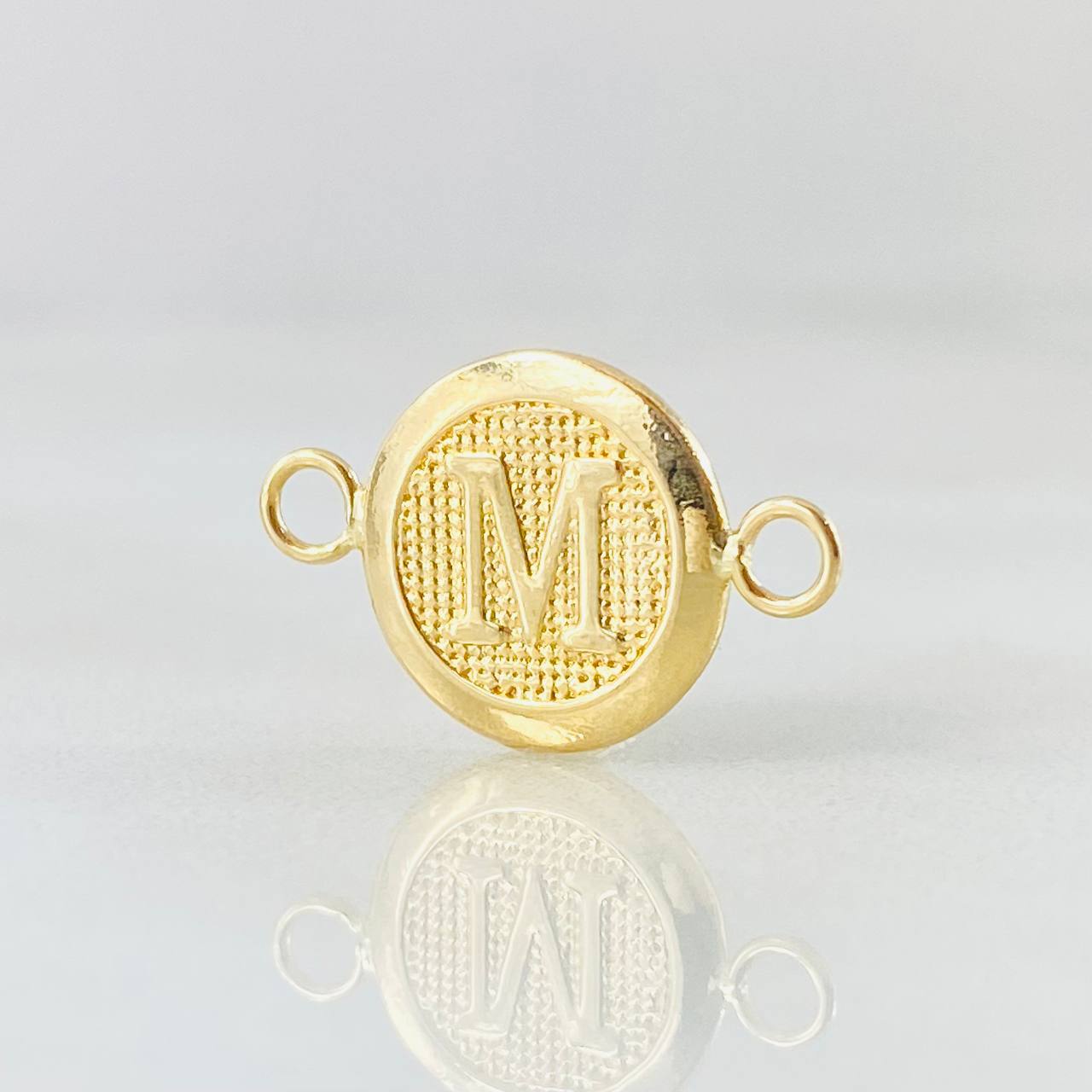 Herraje Letra M 0.6gr / 1.8cm / Oro Amarillo 18K