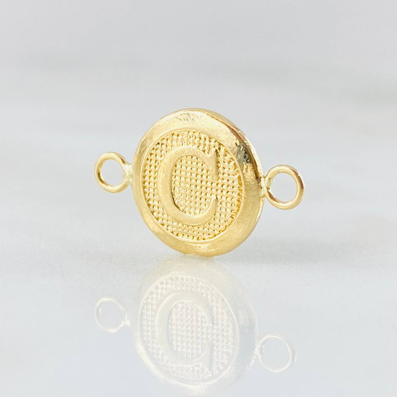 Herraje Letra C 0.65gr / 1.7cm / Oro Amarillo 18K ©