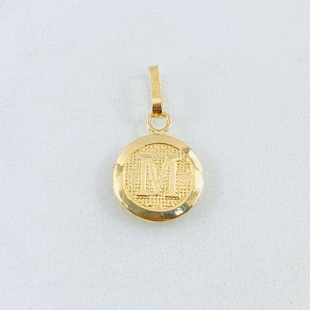 Dije Letra M 0.6gr / 2cm / Oro Amarillo 18K