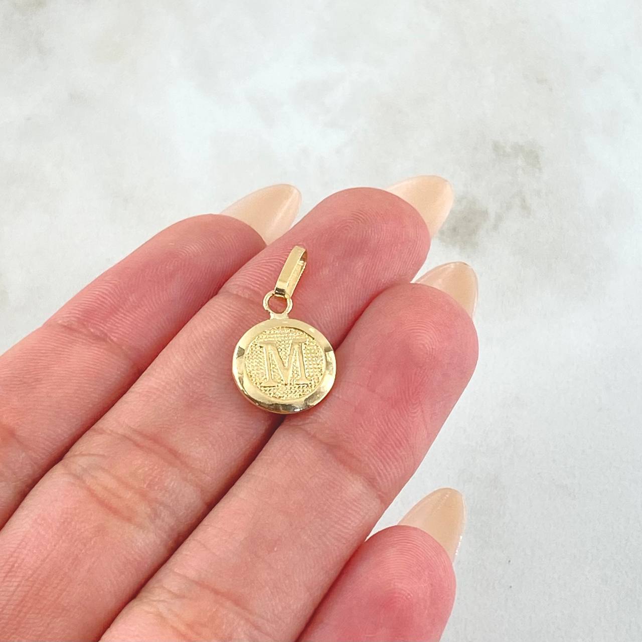 Dije Letra M 0.6gr / 2cm / Oro Amarillo 18K