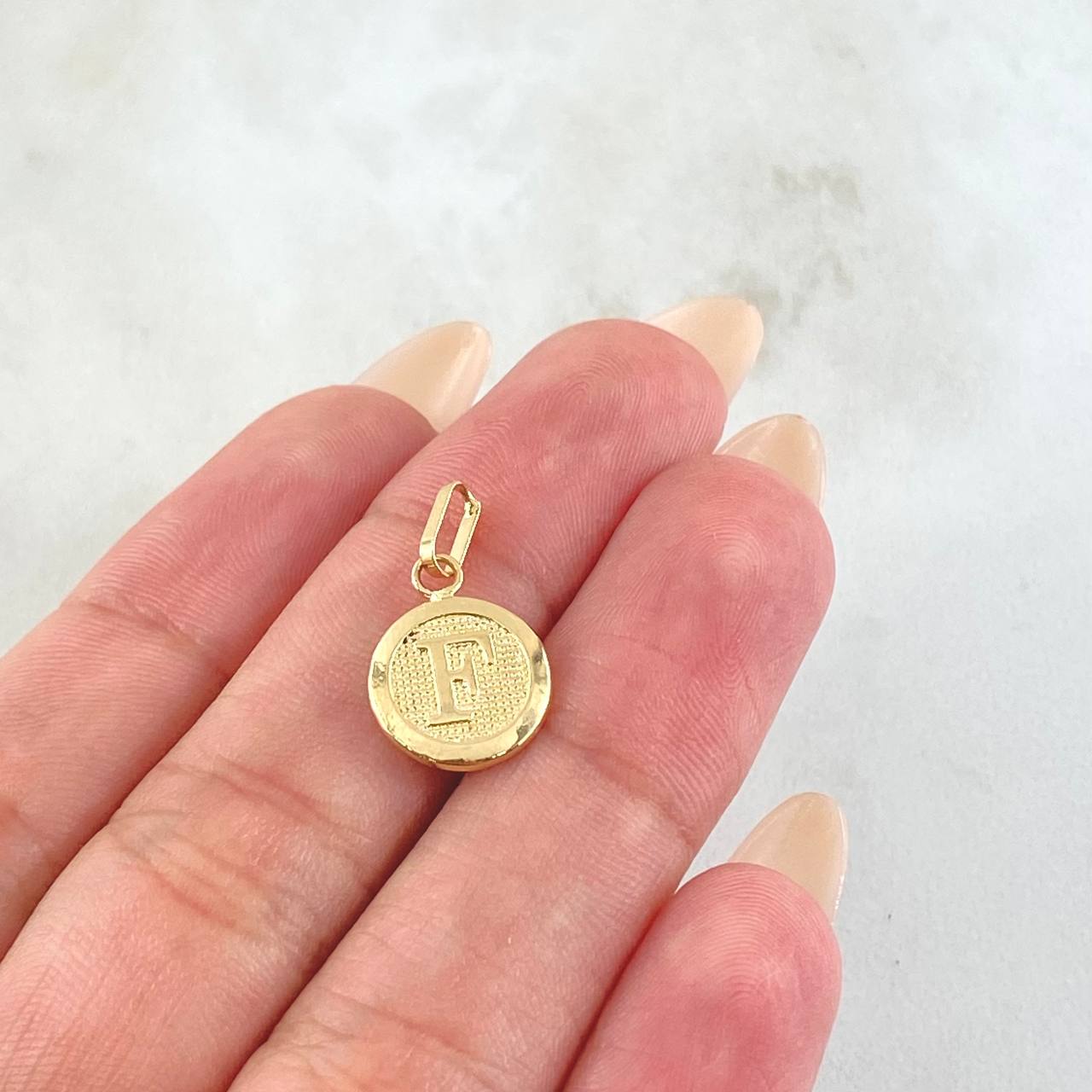 Dije Letra F 0.6gr / 2cm / Oro Amarillo 18K ©