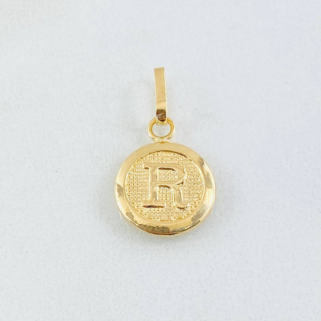 Dije Letra R 0.65gr / 2cm / Oro Amarillo 18K ©