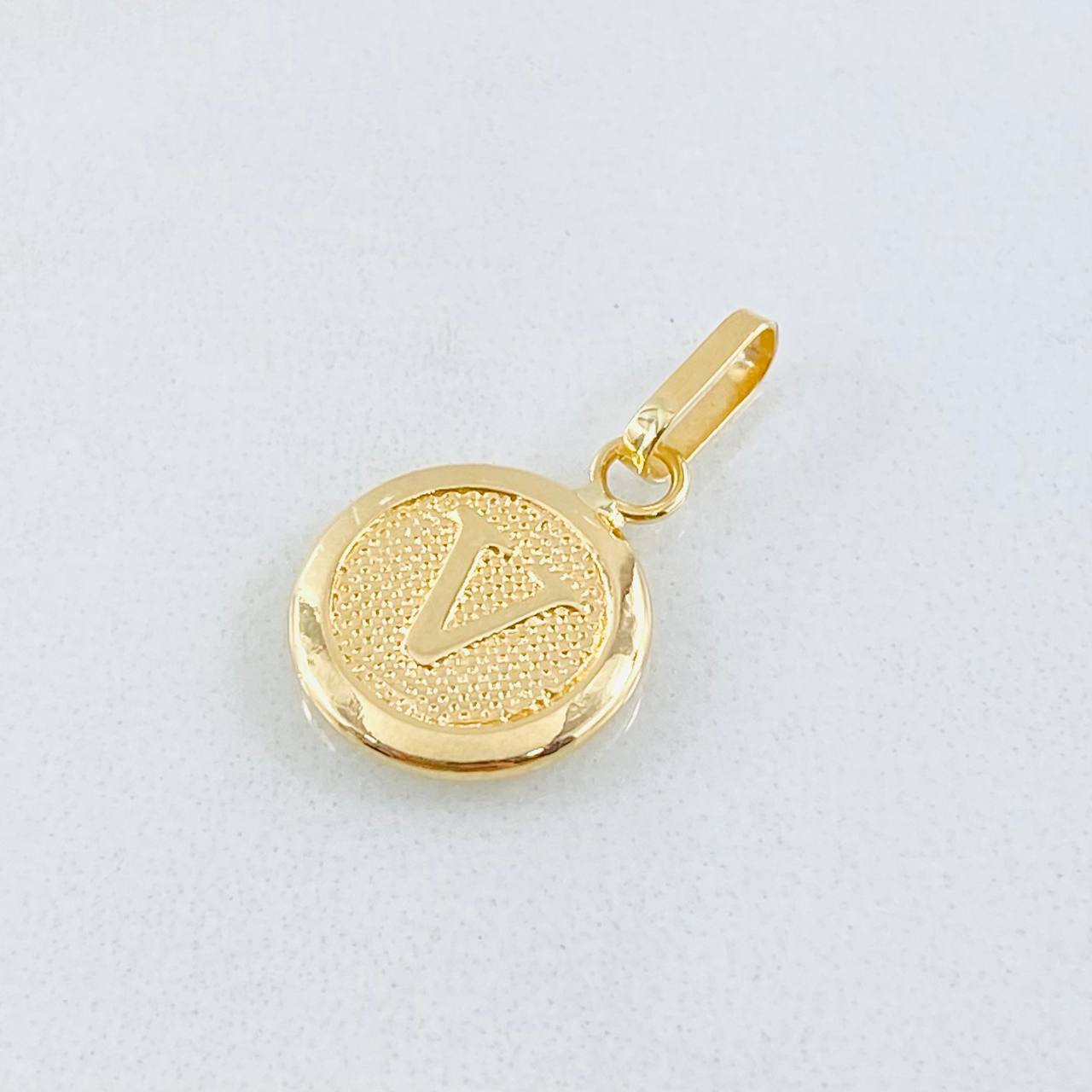 Dije Letra V 0.65gr / 2cm / Oro Amarillo 18K