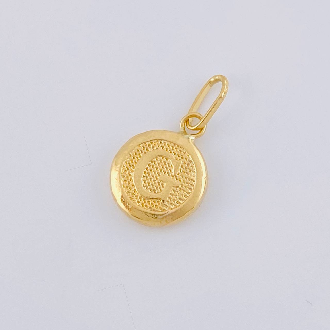 Dije Letra Circulo G 0.4 g / 1.6 cm Oro Amarillo 18K