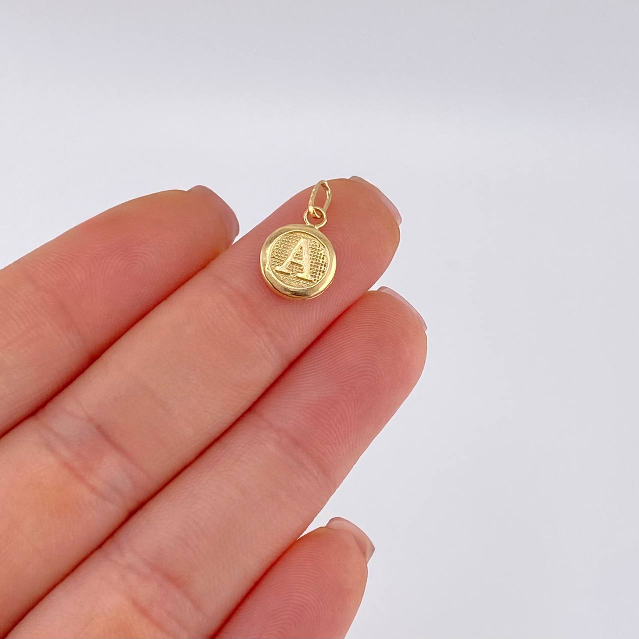 Dije Letra Circulo A 0.45 g / 1.6 cm Oro Amarillo 18K
