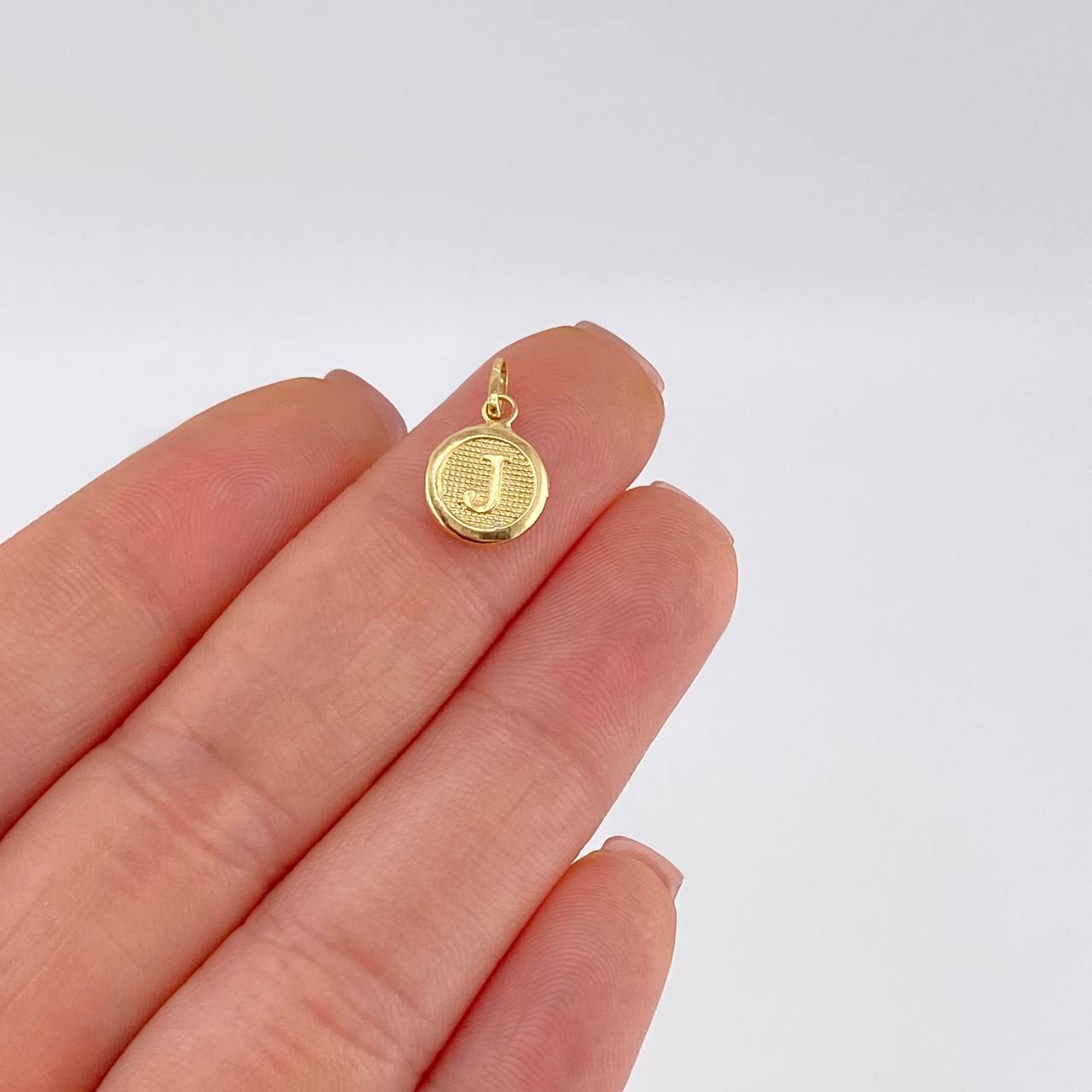 Dije Letra Circulo J 0.45 g / 1.6 cm Oro Amarillo 18K