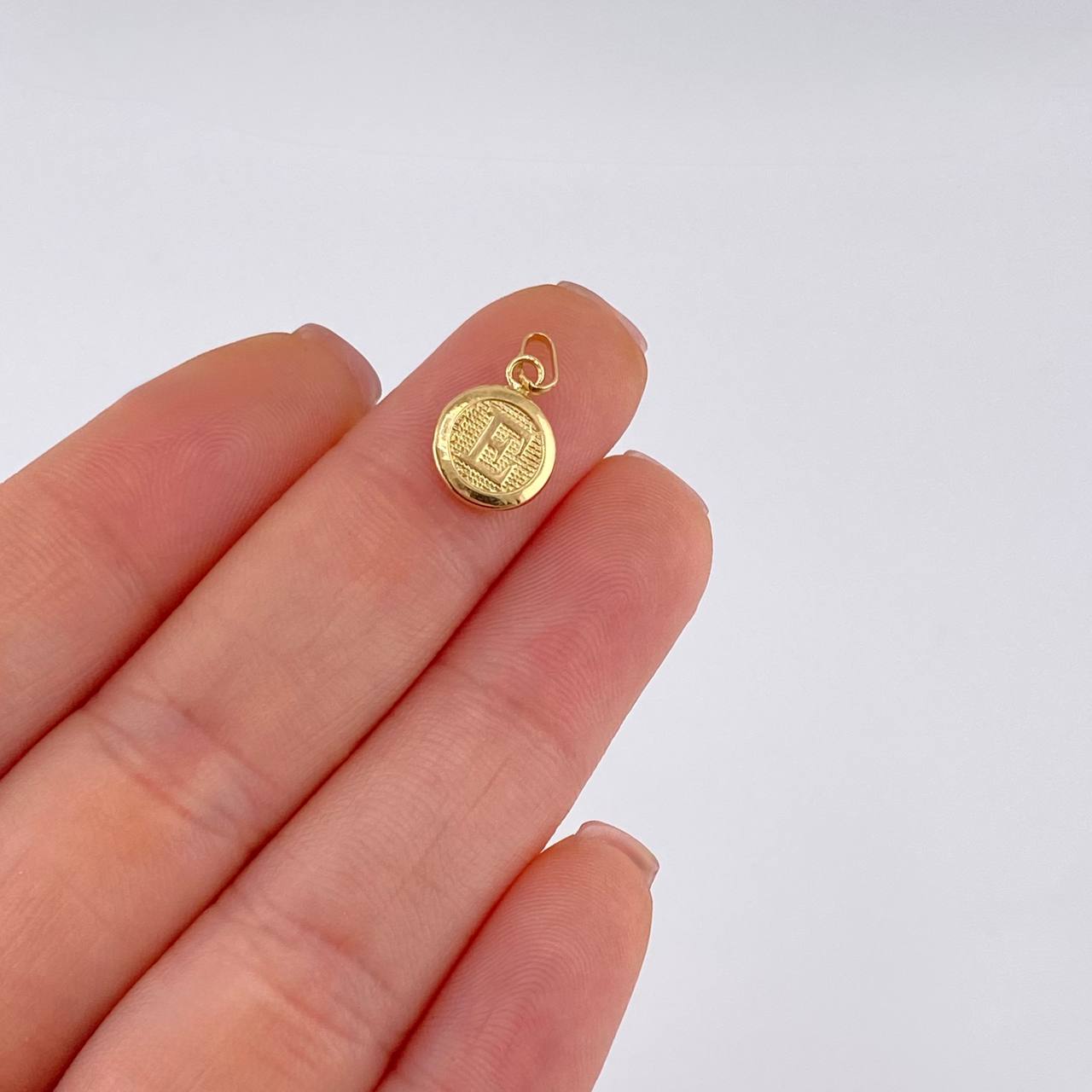 Dije Letra Circulo E 0.4 g / 1.6 cm Oro Amarillo 18K