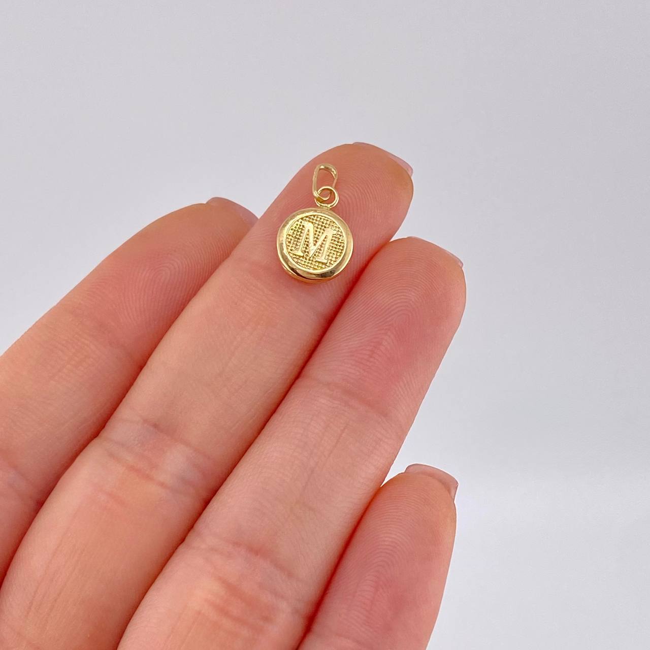 Dije Circulo Letra M 0.35 g / 1.6 cm Oro Amarillo 18K