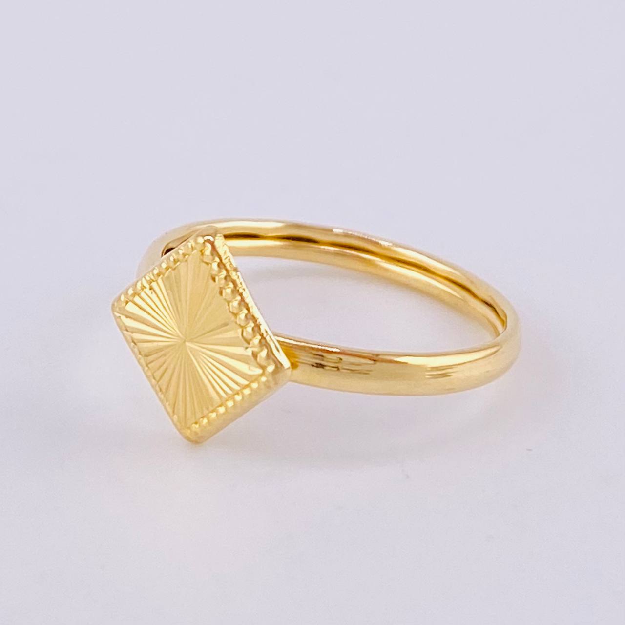 Anillo Rombo Diamantado Bordeado 1.15gr / T7 / Oro Amarillo 18K