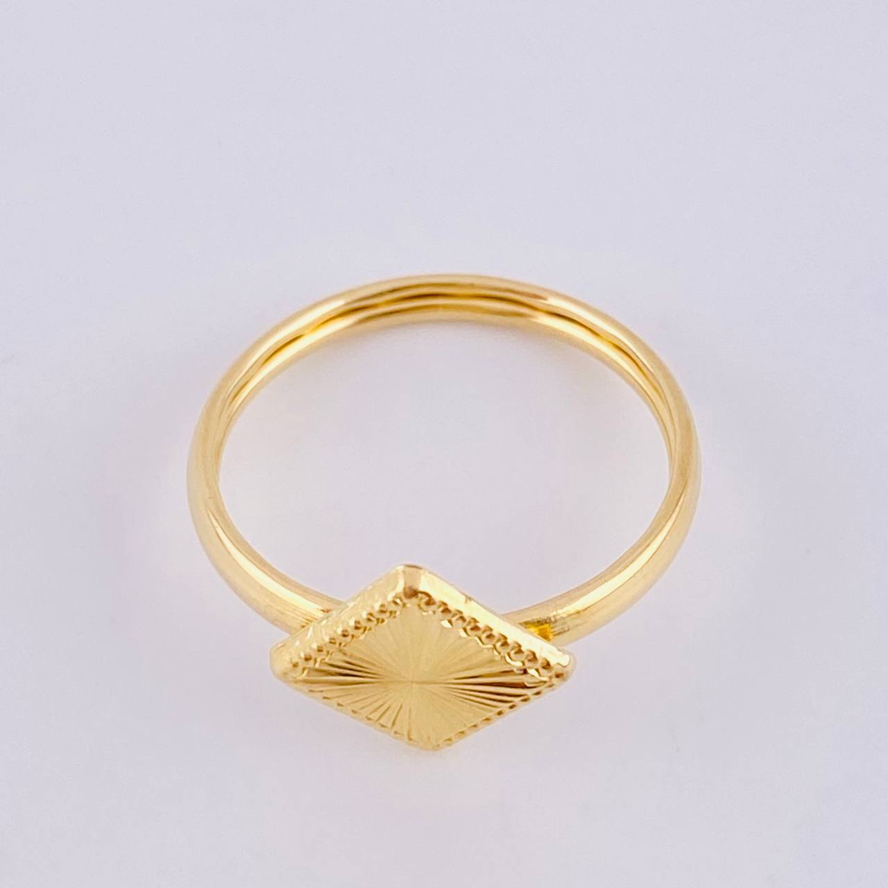 Anillo Rombo Diamantado Bordeado 1.15gr / T7 / Oro Amarillo 18K