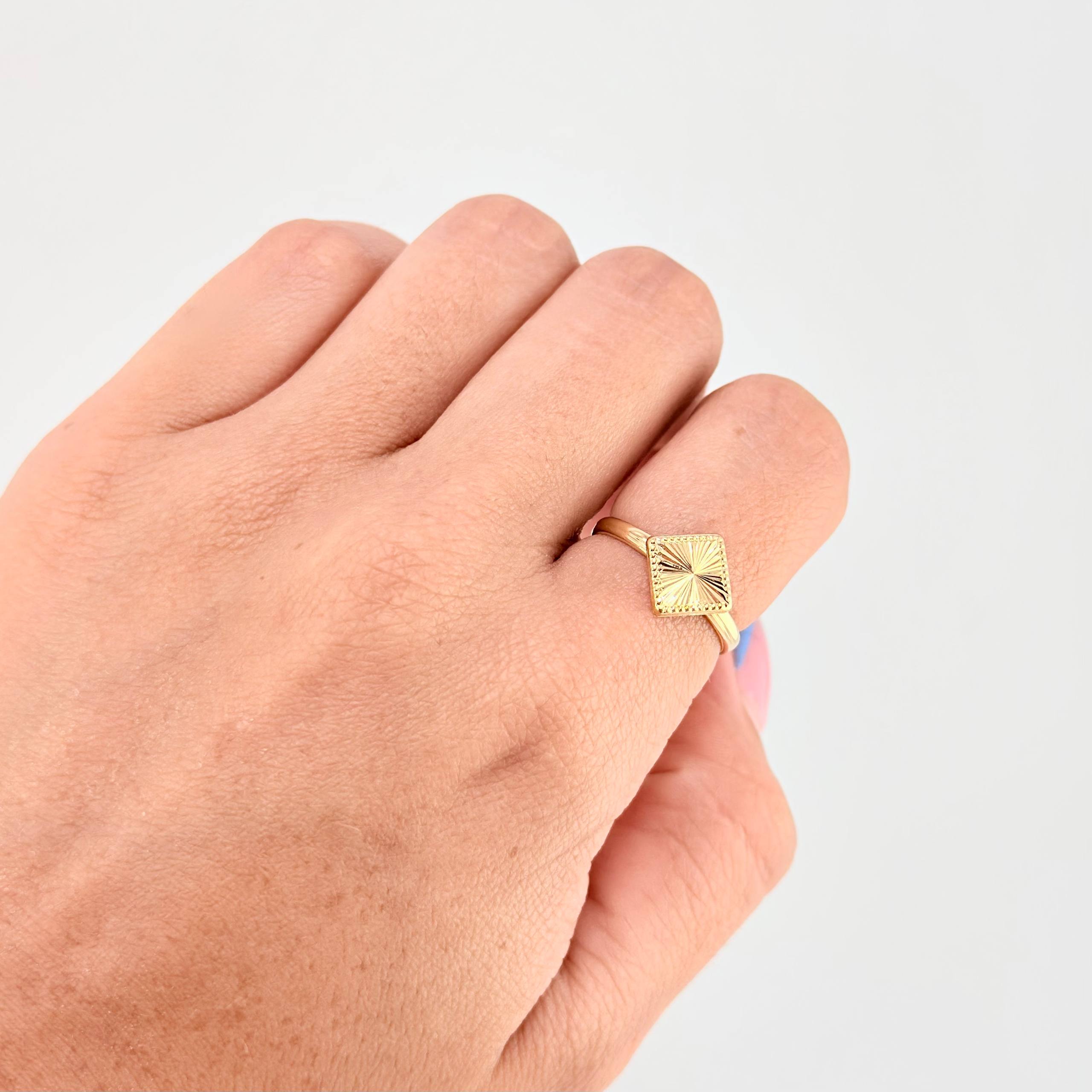 Anillo Rombo Diamantado Bordeado 1.15gr / T7 / Oro Amarillo 18K