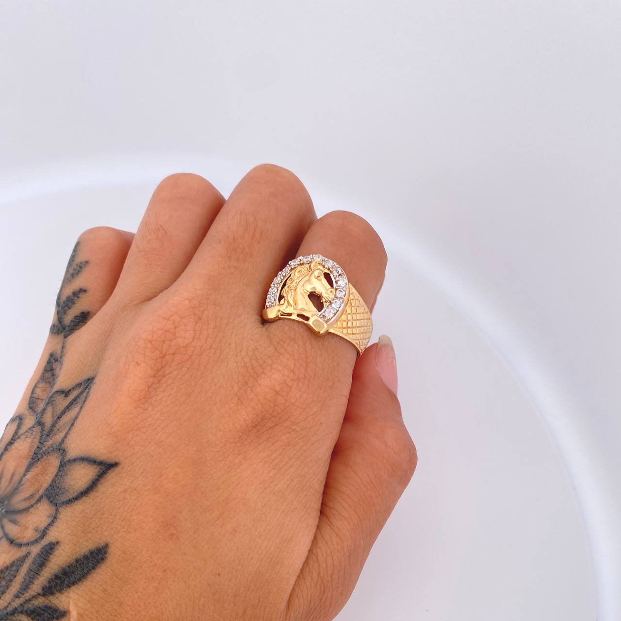 Anillo Sello Herradura Caballo 5.8gr / T10 1/4 / Malla Lateral - Circones Blancos Oro Amarillo 18K *