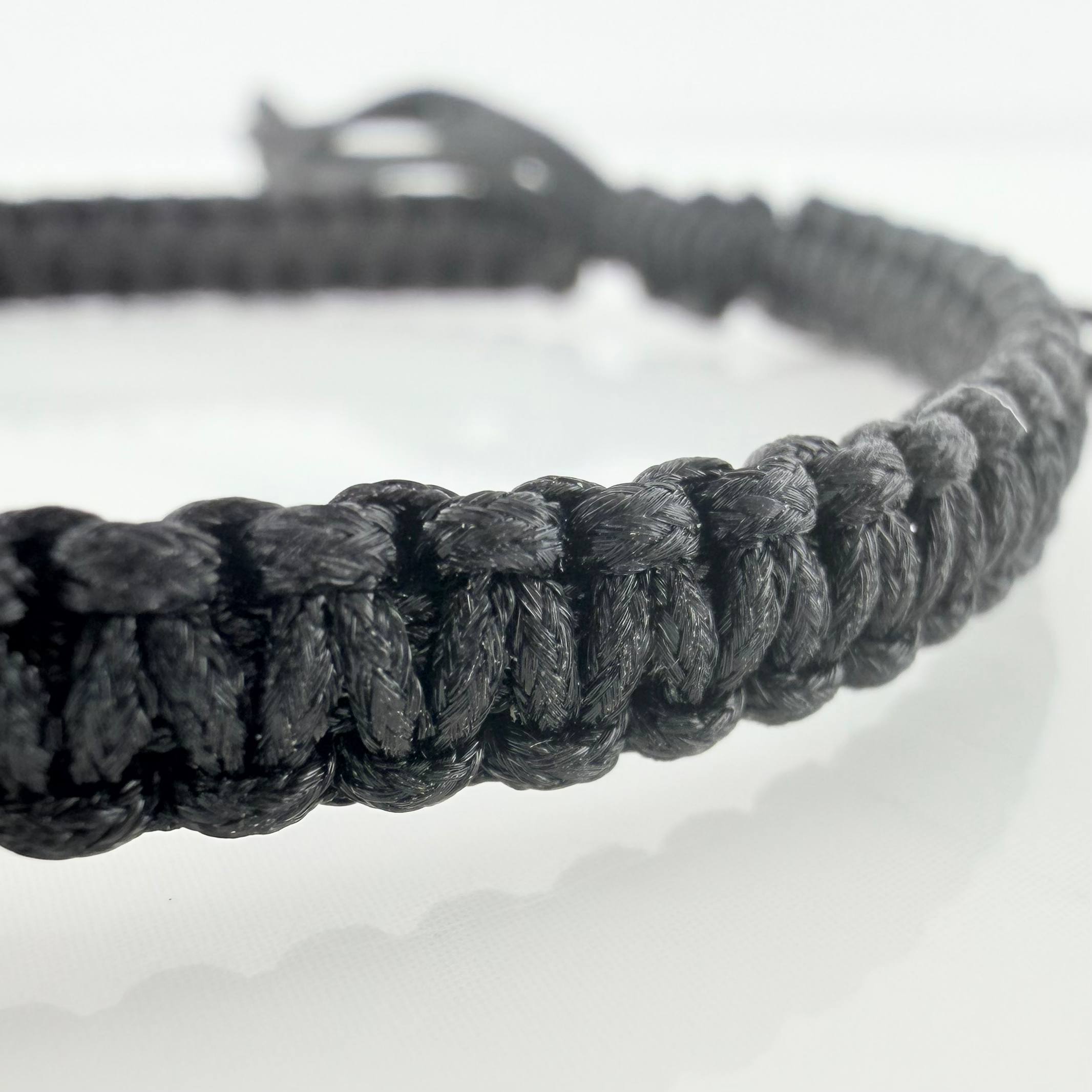 Pulsera Tejida Negra Virgen Guadalupe Tres Oros 18K