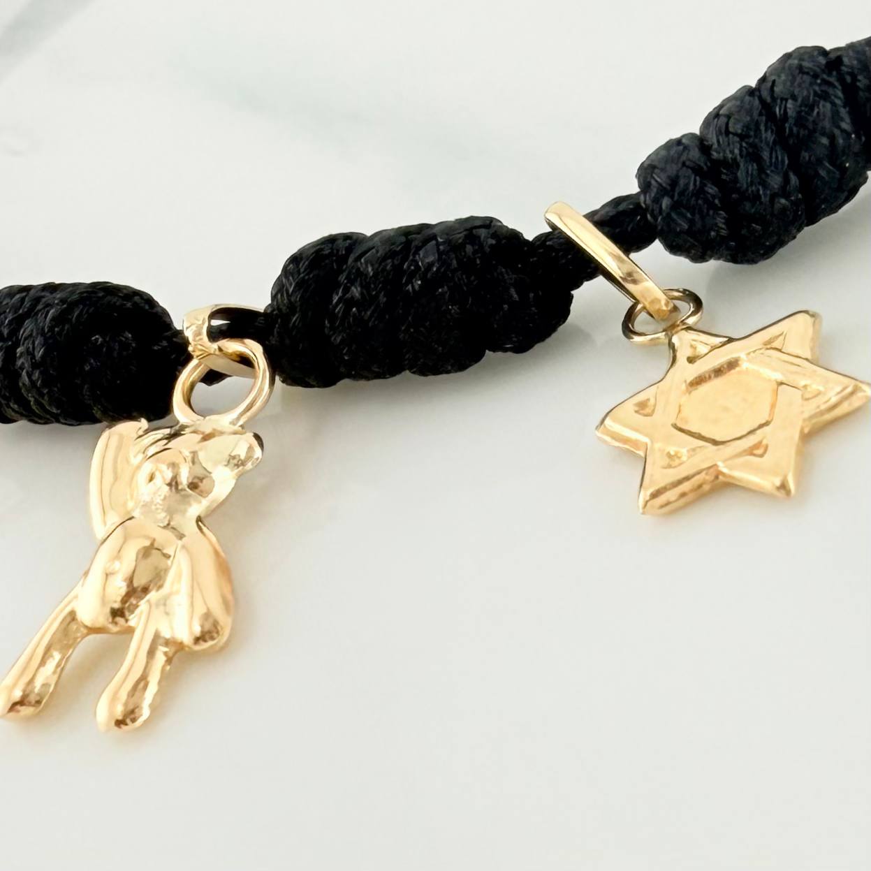 Pulsera Tejida Negra Seis Nudos Oro Amarillo 18K