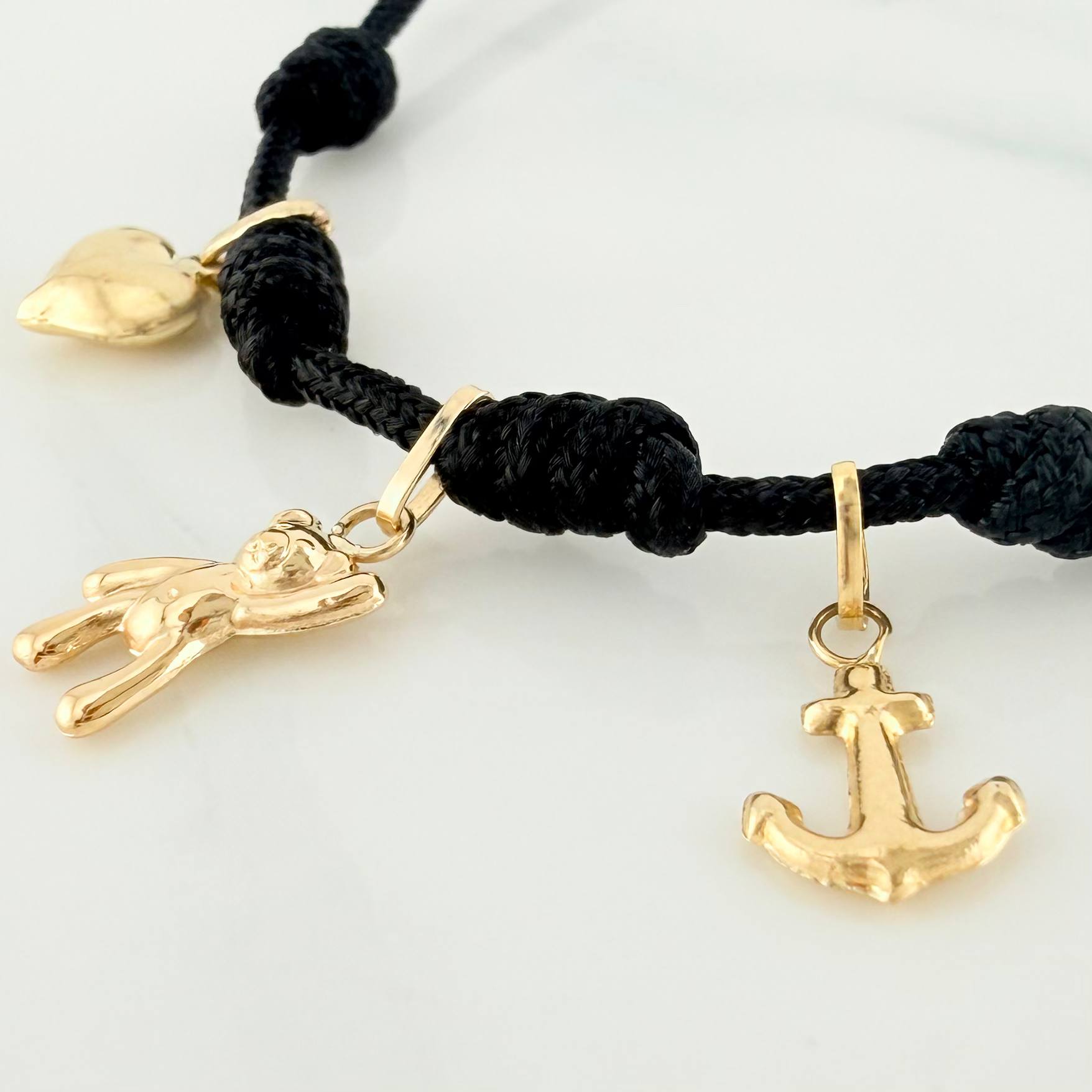 Pulsera Tejida Negra Seis Nudos Oro Amarillo 18K