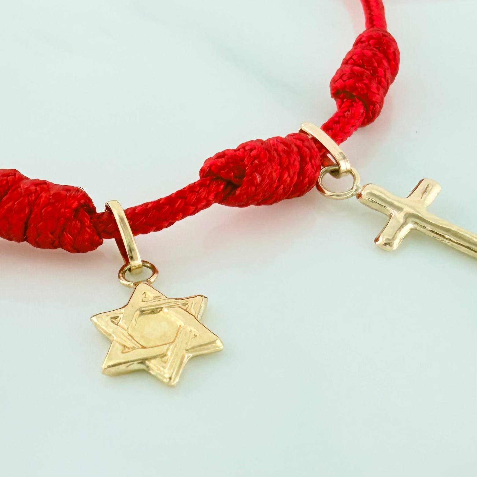 Pulsera Tejida Roja Seis Nudos Oro Amarillo 18K