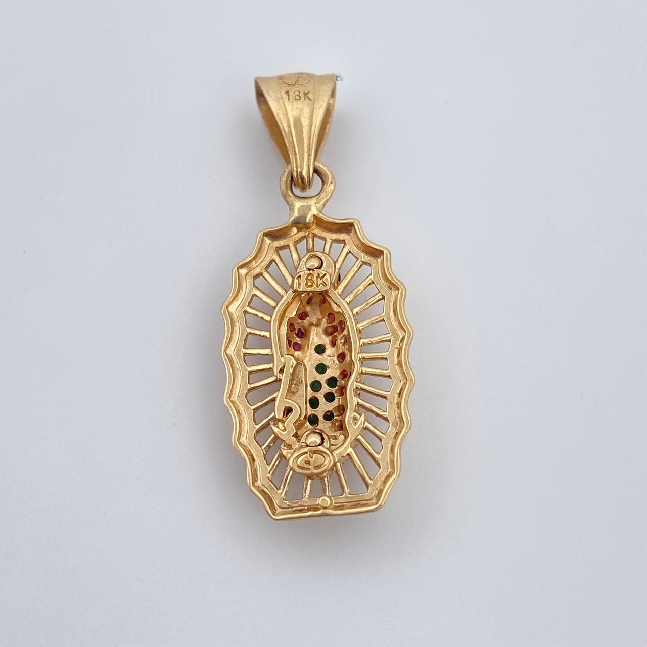 Dije Virgen de Guadalupe 3.05gr / 3.1cm / Circones Blancos Verdes Fucsias Oro Amarillo 18K $