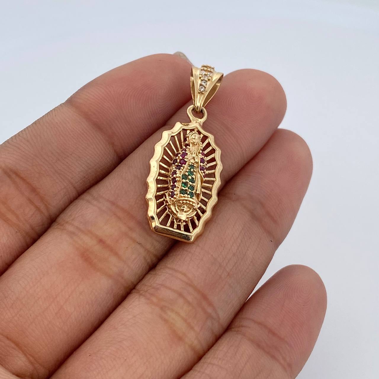 Dije Virgen de Guadalupe 3.05gr / 3.1cm / Circones Blancos Verdes Fucsias Oro Amarillo 18K $