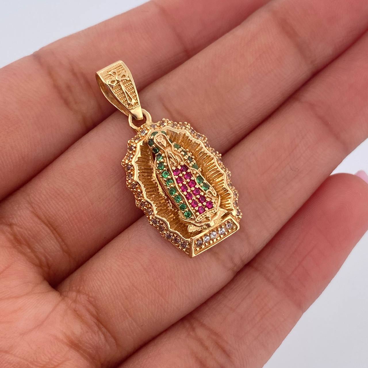 Dije Virgen de Guadalupe 4.05gr / 3cm / Circones Fucsias Verdes Blancos Oro Amarillo 18K $