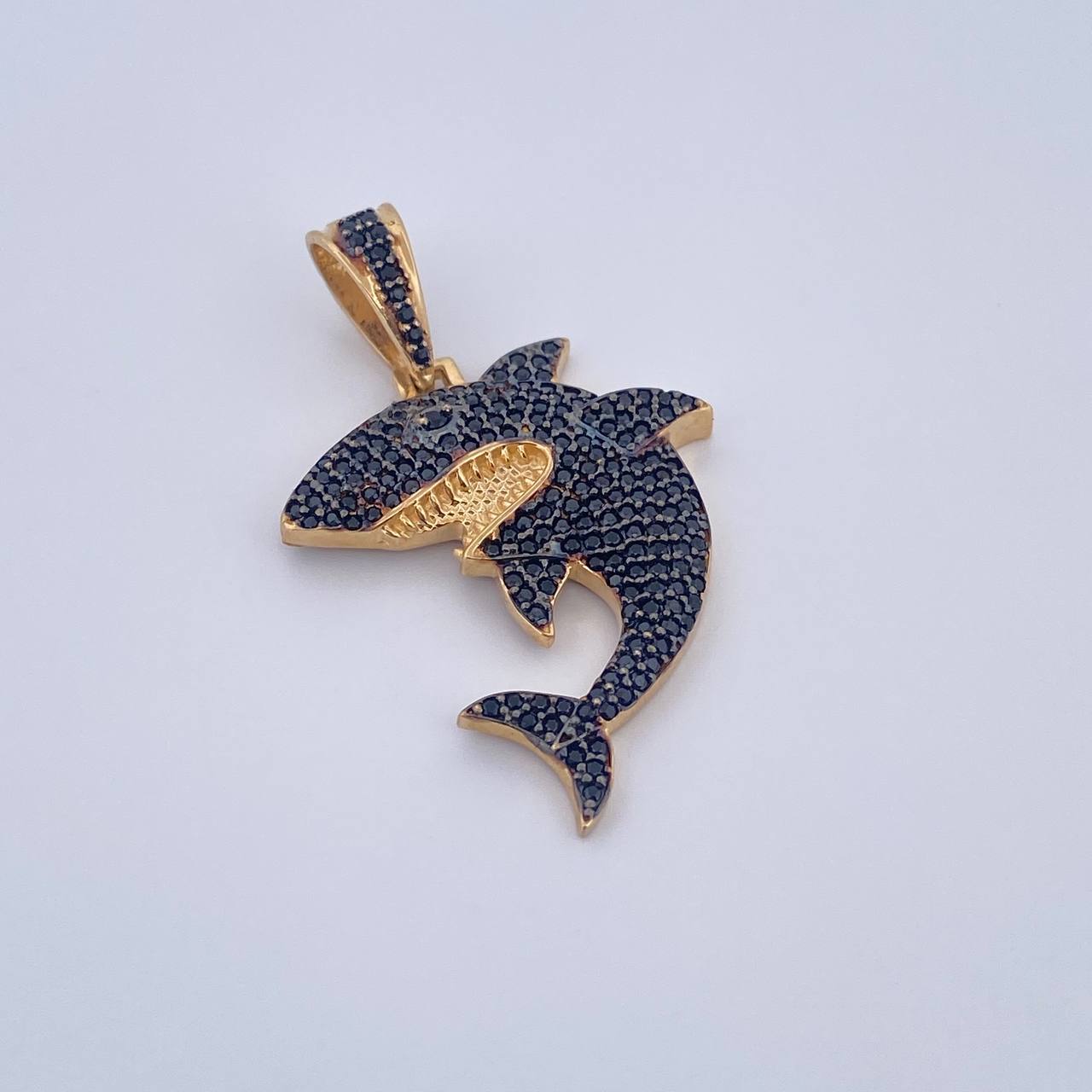 Dije Tiburon 5.15gr / 4cm / Circones Negros Oro Amarillo 18K $