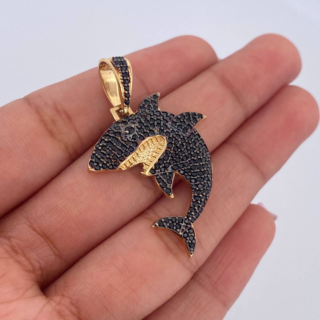 Dije Tiburon 5.15gr / 4cm / Circones Negros Oro Amarillo 18K $