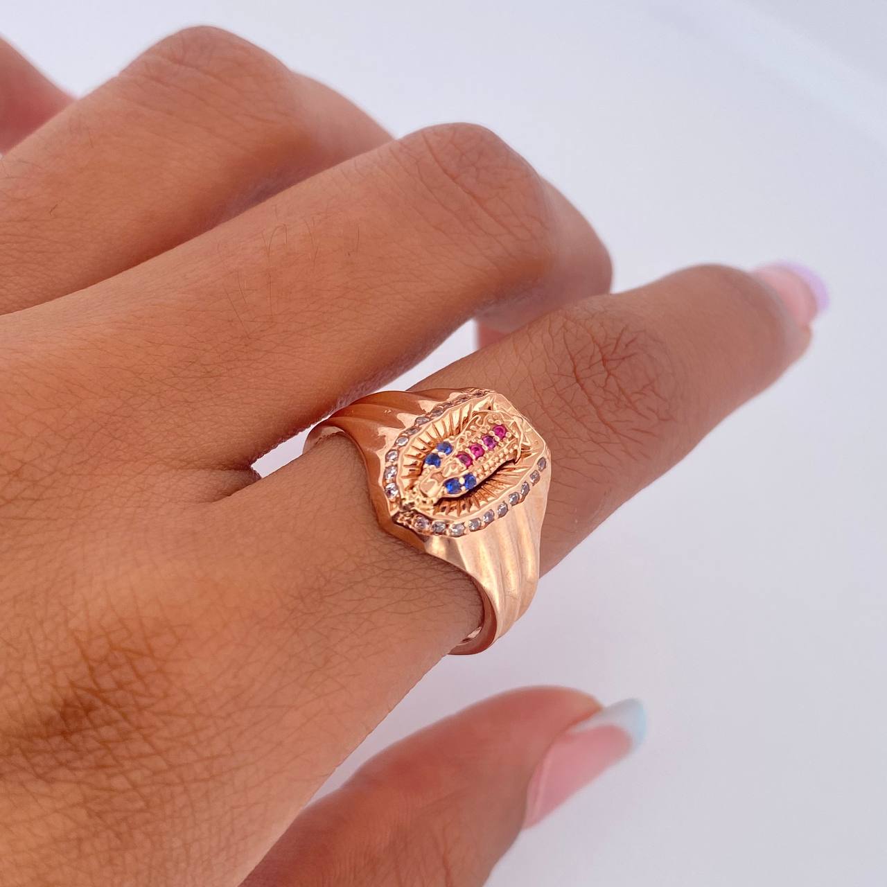 Anillo Virgen de Guadalupe 4.95gr / T8 / Circones Fucsias Azules Blancos Oro Rosa 18K $
