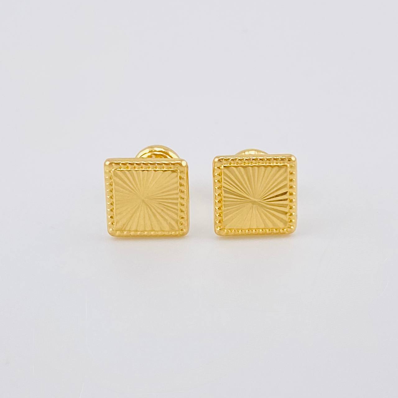 Topos Cuadrado Diamantado 0.95g / 8.1mm Oro Amarillo 18K