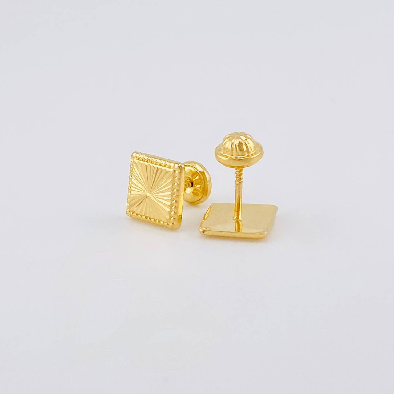 Topos Cuadrado Diamantado 0.95g / 8.1mm Oro Amarillo 18K